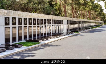 Bakou, Azerbaïdjan - 6 mai 2024 : Martyrs' Lane, avec des portraits commémoratifs au milieu d'arbres verdoyants et une atmosphère sereine Banque D'Images