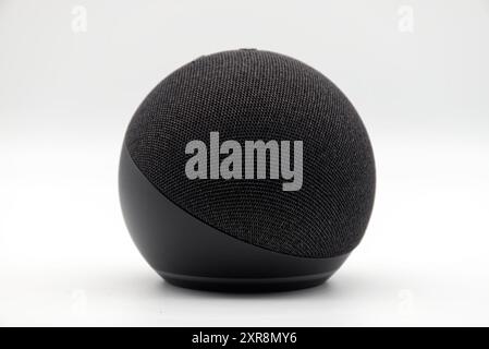 Amazon Echo Dot. Alexa, assistante virtuelle IA sur blanc. Banque D'Images