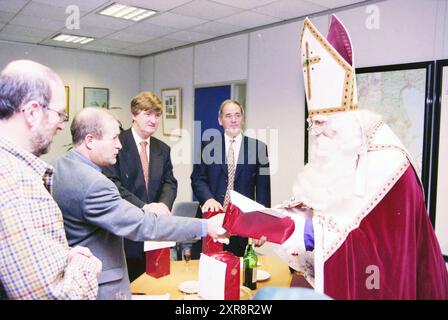 Sinterklaas Celebration Haarlems Dagblad, Haarlem, pays-Bas, 01-12-1998, Whizgle Dutch News : images historiques sur mesure pour l'avenir. Explorez le passé néerlandais avec des perspectives modernes grâce à des images d'agences néerlandaises. Concilier les événements d'hier avec les perspectives de demain. Embarquez pour un voyage intemporel avec des histoires qui façonnent notre avenir. Banque D'Images