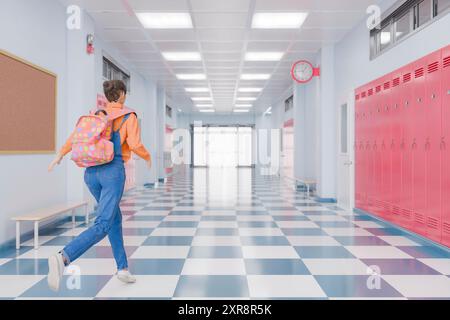 Une jeune fille avec un sac à dos coloré descend un couloir d'école très éclairé avec des casiers roses. Concept d'éducation et de vie scolaire. rendu 3d. Banque D'Images