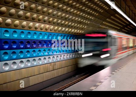 Des trains circulent à la station de métro Namesti Miru, décorée de panneaux modernes en aluminium coloré, à Prague, capitale de la République tchèque Banque D'Images