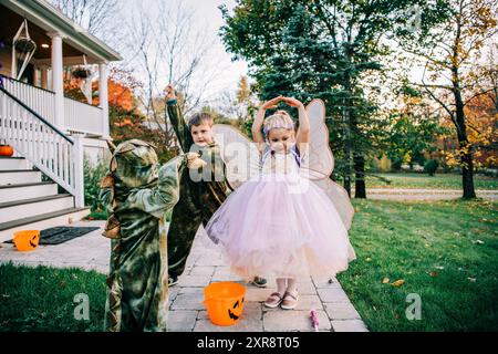 Enfants en costumes de fée et de dragon, Trick-or-Treatment à Halloween Banque D'Images