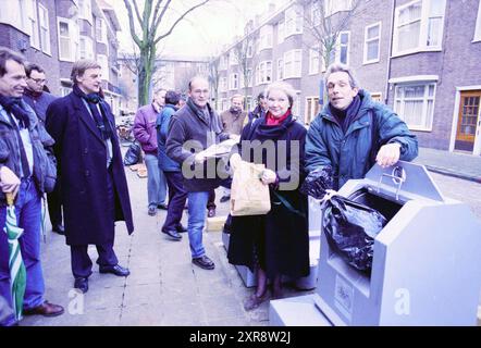 Mise en service de conteneurs à ordures souterraines à Amsterdam, Amsterdam, pays-Bas, 16-12-1993, Whizgle Dutch News : des images historiques sur mesure pour l'avenir. Explorez le passé néerlandais avec des perspectives modernes grâce à des images d'agences néerlandaises. Concilier les événements d'hier avec les perspectives de demain. Embarquez pour un voyage intemporel avec des histoires qui façonnent notre avenir. Banque D'Images