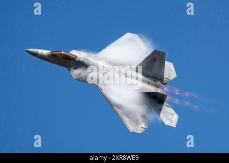 L’équipe de démonstration de F-22 Raptor du Air combat Command se produit lors des portes ouvertes du tonnerre arctique à la base interarmées Elmendorf-Richardson, en Alaska, le 21 juillet, Banque D'Images