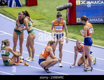 PARIS - Lieke Klaver, Eveline Saalberg, Lisanne de Witte et Myrte van der Schoot après le relais 4x400 mètres lors des compétitions olympiques d'athlétisme. ANP REMKO DE WAAL Banque D'Images