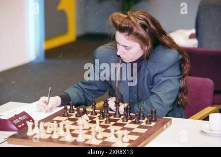 Tournoi d'échecs Blast Furnace : Judit Polgár, Wijk aan Zee, 17-01-1998, Whizgle Dutch News : des images historiques sur mesure pour l'avenir. Explorez le passé néerlandais avec des perspectives modernes grâce à des images d'agences néerlandaises. Concilier les événements d'hier avec les perspectives de demain. Embarquez pour un voyage intemporel avec des histoires qui façonnent notre avenir. Banque D'Images