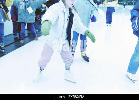 Skating for Water, Haarlem, Nederland, 08-11-1999, Whizgle Dutch News : des images historiques sur mesure pour l'avenir. Explorez le passé néerlandais avec des perspectives modernes grâce à des images d'agences néerlandaises. Concilier les événements d'hier avec les perspectives de demain. Embarquez pour un voyage intemporel avec des histoires qui façonnent notre avenir. Banque D'Images