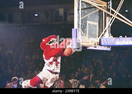 Match de basket-ball, Whizgle Dutch News : des images historiques conçues pour l'avenir. Explorez le passé néerlandais avec des perspectives modernes grâce à des images d'agences néerlandaises. Concilier les événements d'hier avec les perspectives de demain. Embarquez pour un voyage intemporel avec des histoires qui façonnent notre avenir. Banque D'Images