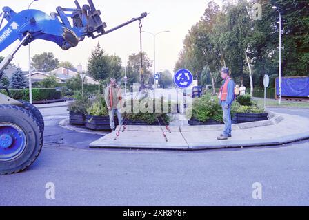 Travaux routiers en raison de la construction d'un petit rond-point, Heemskerk, Marquettelaan, 03-09-2003, Whizgle Dutch News : des images historiques sur mesure pour l'avenir. Explorez le passé néerlandais avec des perspectives modernes grâce à des images d'agences néerlandaises. Concilier les événements d'hier avec les perspectives de demain. Embarquez pour un voyage intemporel avec des histoires qui façonnent notre avenir. Banque D'Images