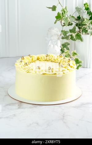 un gâteau entier sur un fond de marbre blanc. Banque D'Images