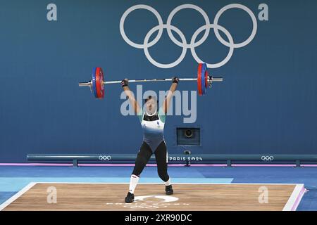 Paris, France. 08 août 2024. TCHAKOUNTE Dora (France), haltérophilie, 59 kg féminin lors des Jeux Olympiques de Paris 2024 le 8 août 2024 au South Paris Arena à Paris, France - photo Michael Baucher/Panoramic/DPPI Media Credit : DPPI Media/Alamy Live News Banque D'Images