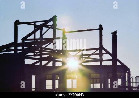 Coucher de soleil, Machineweg, Haarlem, pays-Bas, 19-02-2003, Whizgle Dutch News : des images historiques sur mesure pour l'avenir. Explorez le passé néerlandais avec des perspectives modernes grâce à des images d'agences néerlandaises. Concilier les événements d'hier avec les perspectives de demain. Embarquez pour un voyage intemporel avec des histoires qui façonnent notre avenir. Banque D'Images