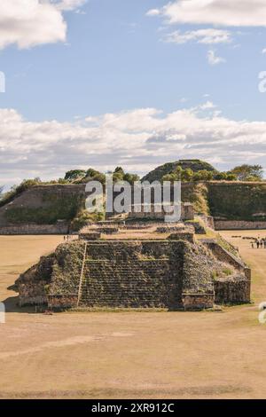 Monte Alban, Oaxaca. Vue sur les anciennes ruines de la zone archéologique Banque D'Images