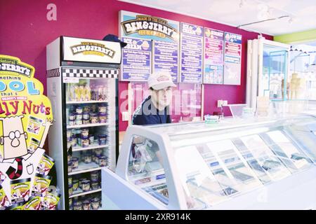 Ben et Jerry's glacier, Zandvoort, Zandvoort, 19-07-1999, Whizgle Dutch News : images historiques sur mesure pour l'avenir. Explorez le passé néerlandais avec des perspectives modernes grâce à des images d'agences néerlandaises. Concilier les événements d'hier avec les perspectives de demain. Embarquez pour un voyage intemporel avec des histoires qui façonnent notre avenir. Banque D'Images