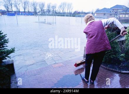 Éclatement de la conduite d'eau R. Holkade, 09-03-1998, Whizgle Dutch News : des images historiques sur mesure pour l'avenir. Explorez le passé néerlandais avec des perspectives modernes grâce à des images d'agences néerlandaises. Concilier les événements d'hier avec les perspectives de demain. Embarquez pour un voyage intemporel avec des histoires qui façonnent notre avenir. Banque D'Images