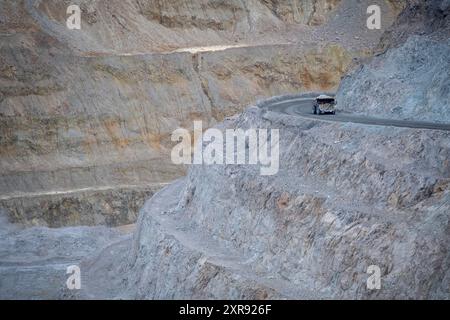 Tombereau de transport extra-robuste rempli de roches conduisant sur une mine à ciel ouvert R Banque D'Images