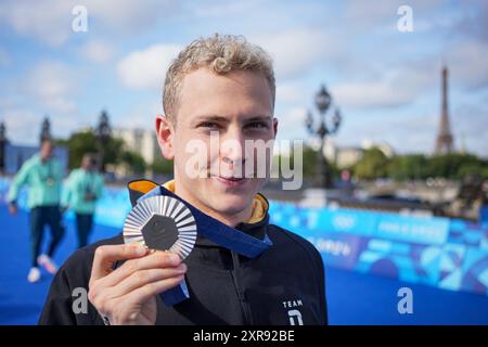 09 août 2024, France, París : Jeux Olympiques, Paris 2024, natation, Open Water, hommes 10 km : Oliver Klemet, d'Allemagne, célèbre avec sa médaille d'argent. Photo : Michael Kappeler/dpa Banque D'Images