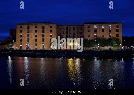 Vue générale (GV) du Royal Albert Dock à Liverpool dans la soirée. Image prise le 4 août 2024. © Belinda Jiao jiao.bilin@gmail.com 07598931257 Banque D'Images