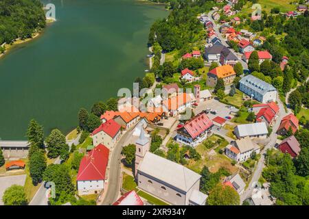 Ville de Fuzine sur le lac Bajer, Gorski kotar, Croatie Banque D'Images