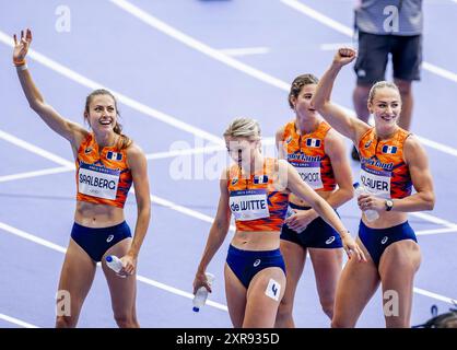 PARIS - Lieke Klaver, Eveline Saalberg, Lisanne de Witte et Myrte van der Schoot après le relais 4x400 mètres lors des compétitions olympiques d'athlétisme. ANP REMKO DE WAAL Banque D'Images