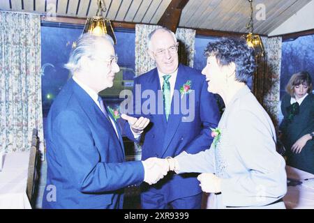 Adieu Director de Vries, Haarlems Dagblad, 29-11-1993, Whizgle Dutch News : images historiques sur mesure pour l'avenir. Explorez le passé néerlandais avec des perspectives modernes grâce à des images d'agences néerlandaises. Concilier les événements d'hier avec les perspectives de demain. Embarquez pour un voyage intemporel avec des histoires qui façonnent notre avenir. Banque D'Images