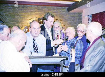 Rencontre avec de nombreuses personnes âgées où Pim Fortuyn est présent. Des personnes âgées protestent contre Fortuyn, 10-03-1994, Whizgle Dutch News : des images historiques sur mesure pour l'avenir. Explorez le passé néerlandais avec des perspectives modernes grâce à des images d'agences néerlandaises. Concilier les événements d'hier avec les perspectives de demain. Embarquez pour un voyage intemporel avec des histoires qui façonnent notre avenir. Banque D'Images