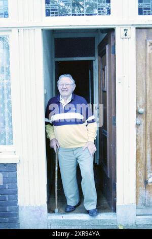Mr. de Vries, Haarlem, pays-Bas, 02-10-2000, Whizgle Dutch News : des images historiques sur mesure pour l'avenir. Explorez le passé néerlandais avec des perspectives modernes grâce à des images d'agences néerlandaises. Concilier les événements d'hier avec les perspectives de demain. Embarquez pour un voyage intemporel avec des histoires qui façonnent notre avenir. Banque D'Images