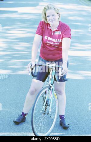 Participant à la ronde des moustiques, Haarlem, pays-Bas, 23-08-2000, Whizgle Dutch News : des images historiques sur mesure pour l'avenir. Explorez le passé néerlandais avec des perspectives modernes grâce à des images d'agences néerlandaises. Concilier les événements d'hier avec les perspectives de demain. Embarquez pour un voyage intemporel avec des histoires qui façonnent notre avenir. Banque D'Images