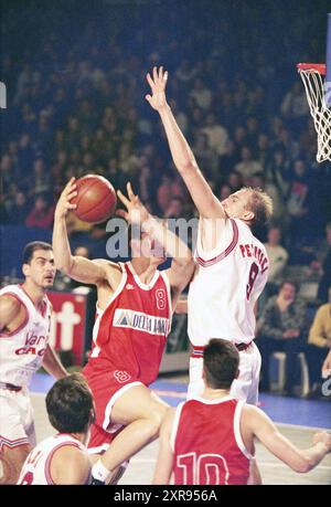 Match de basket-ball, Whizgle Dutch News : des images historiques conçues pour l'avenir. Explorez le passé néerlandais avec des perspectives modernes grâce à des images d'agences néerlandaises. Concilier les événements d'hier avec les perspectives de demain. Embarquez pour un voyage intemporel avec des histoires qui façonnent notre avenir. Banque D'Images