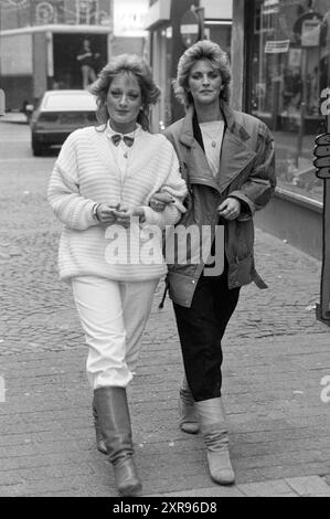 Tendances de la mode de rue, mode, 31-12-1982, Whizgle Dutch News : des images historiques sur mesure pour l'avenir. Explorez le passé néerlandais avec des perspectives modernes grâce à des images d'agences néerlandaises. Concilier les événements d'hier avec les perspectives de demain. Embarquez pour un voyage intemporel avec des histoires qui façonnent notre avenir. Banque D'Images