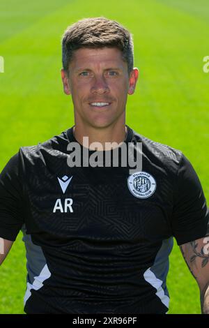 Alex Revell photo officielle de la tête et des épaules alors qu'il était manager du Stevenage FC au début de la saison 2024-25 Banque D'Images