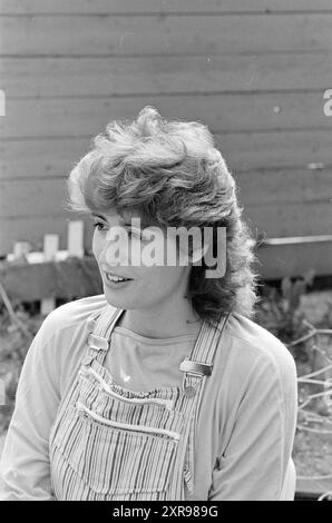 Tendances coiffures courier, mode, 20-09-1982, Whizgle Dutch News : images historiques sur mesure pour l'avenir. Explorez le passé néerlandais avec des perspectives modernes grâce à des images d'agences néerlandaises. Concilier les événements d'hier avec les perspectives de demain. Embarquez pour un voyage intemporel avec des histoires qui façonnent notre avenir. Banque D'Images