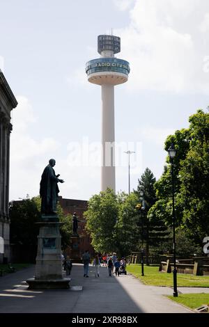 Une vue générale (GV) de St Johns Beacon Tower, qui abrite Hits Radio, tournée depuis St John's Gardens à Liverpool, en Grande-Bretagne. Image prise le 3 août 2024. © Banque D'Images