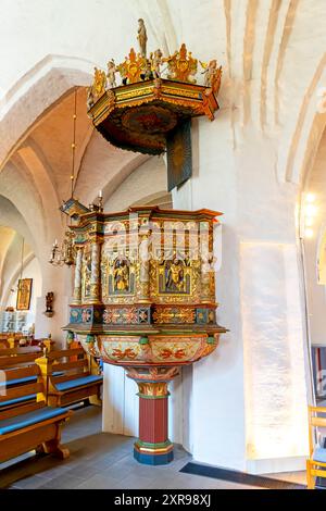 Chaire à partir de 1669 à l'église Lawrence (élaborée Laurentii), Söderköping, Östergötland, Suède. La chaire de 1669, mais elle n'a pas été peinte avant 1 Banque D'Images