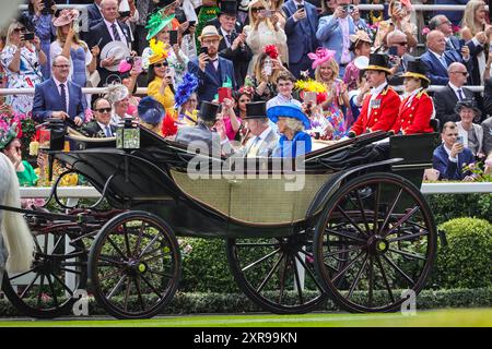 Ascot, Berkshire, Royaume-Uni. 18 juin 2024. La procession royale avec les membres de la famille royale et leurs invités dans des calèches fait son chemin à travers le p Banque D'Images