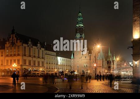 Place du marché de Wroclaw avec vue nocturne de l'hôtel de ville à Wroclaw Pologne Banque D'Images