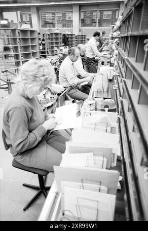 Bureau de poste de tri postal occupé IJmuiden, PTT, services postaux, ville poste, IJmuiden, pays-Bas, 24-12-1986, Whizgle Dutch News : des images historiques sur mesure pour l'avenir. Explorez le passé néerlandais avec des perspectives modernes grâce à des images d'agences néerlandaises. Concilier les événements d'hier avec les perspectives de demain. Embarquez pour un voyage intemporel avec des histoires qui façonnent notre avenir. Banque D'Images