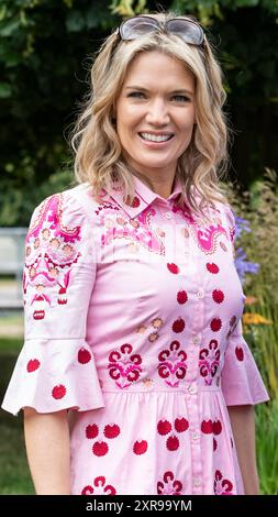 Présentatrice de télévision Charlotte Hawkins, gros plan de visage, souriant, Festival de jardin de Hampton court (spectacle de fleurs) Banque D'Images