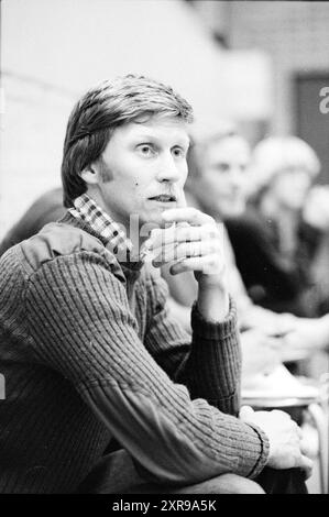 Portrait entraîneur de football en salle partenaire du maillot féminin : Ten Cate BV distribution Agency Alkmaar, 00-10-1980, Whizgle Dutch News : images historiques adaptées pour l'avenir. Explorez le passé néerlandais avec des perspectives modernes grâce à des images d'agences néerlandaises. Concilier les événements d'hier avec les perspectives de demain. Embarquez pour un voyage intemporel avec des histoires qui façonnent notre avenir. Banque D'Images