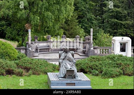 Reine Elisabeta Carmen Silva statue dans le jardin du château de Peles de Sinaia, Roumanie, Banque D'Images