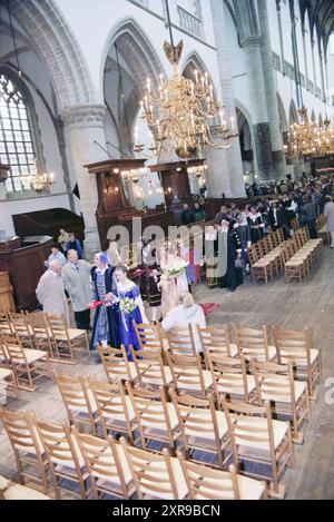 Cérémonie de mariage dans le style Frans Hals (XVIIe siècle) à la mairie et dans l'église de Bavo avec le maire Jaap Pop, Haarlem, Grote Markt, pays-Bas, 02-10-1998, Whizgle Dutch News : des images historiques sur mesure pour l'avenir. Explorez le passé néerlandais avec des perspectives modernes grâce à des images d'agences néerlandaises. Concilier les événements d'hier avec les perspectives de demain. Embarquez pour un voyage intemporel avec des histoires qui façonnent notre avenir. Banque D'Images