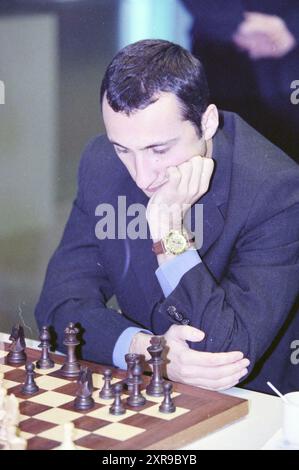 Tournoi d'échecs des hauts fourneaux : Veselin Topalov, Wijk aan Zee, 17-01-1998, Whizgle Dutch News : images historiques sur mesure pour l'avenir. Explorez le passé néerlandais avec des perspectives modernes grâce à des images d'agences néerlandaises. Concilier les événements d'hier avec les perspectives de demain. Embarquez pour un voyage intemporel avec des histoires qui façonnent notre avenir. Banque D'Images