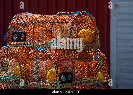 Cages à homard empilées sur terre Banque D'Images