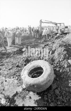 Excavation des avions de la seconde Guerre mondiale de Kaag, de Kaag, 09-10-1992, Whizgle Dutch News : des images historiques sur mesure pour l'avenir. Explorez le passé néerlandais avec des perspectives modernes grâce à des images d'agences néerlandaises. Concilier les événements d'hier avec les perspectives de demain. Embarquez pour un voyage intemporel avec des histoires qui façonnent notre avenir. Banque D'Images