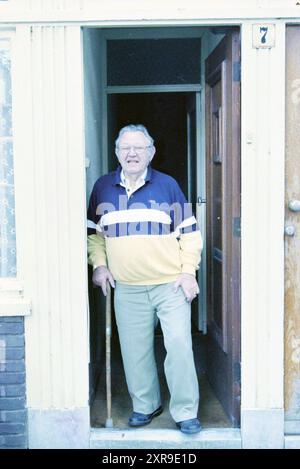 Mr. de Vries, Haarlem, pays-Bas, 02-10-2000, Whizgle Dutch News : des images historiques sur mesure pour l'avenir. Explorez le passé néerlandais avec des perspectives modernes grâce à des images d'agences néerlandaises. Concilier les événements d'hier avec les perspectives de demain. Embarquez pour un voyage intemporel avec des histoires qui façonnent notre avenir. Banque D'Images