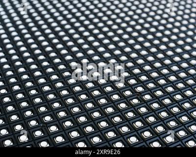 Focalisation sélective de rangées de LED sur la surface d'un module d'écran LED en gros plan Banque D'Images
