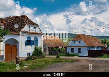 Village de Viscri magnifique et traditionnel. Situé à Brasov - Roumanie. Viscri n'est qu'un des villages saxons de Transylvanie. L'église fortifiée Banque D'Images