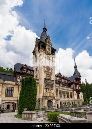 Château de Peles, Roumanie : 15 juin 2023 : spectaculaire château de Peles situé à Sinaia, Roumanie. Château néo-Renaissance dans les Carpates Banque D'Images