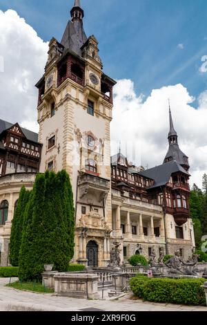 Château de Peles, Roumanie : 15 juin 2023 : spectaculaire château de Peles situé à Sinaia, Roumanie. Château néo-Renaissance dans les Carpates Banque D'Images