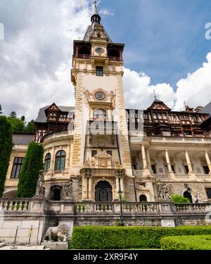 Château de Peles, Roumanie : 15 juin 2023 : spectaculaire château de Peles situé à Sinaia, Roumanie. Château néo-Renaissance dans les Carpates Banque D'Images